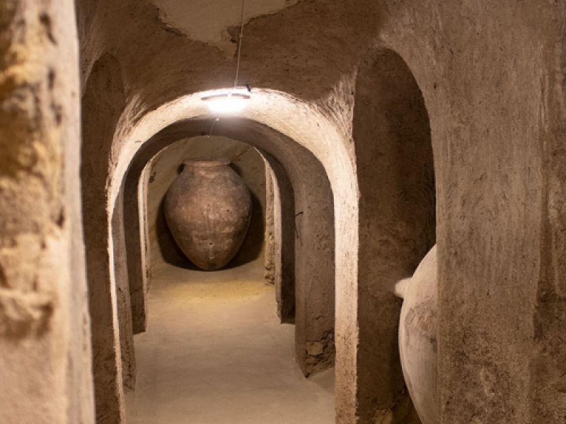 Cueva bodega con arcos y vasijas